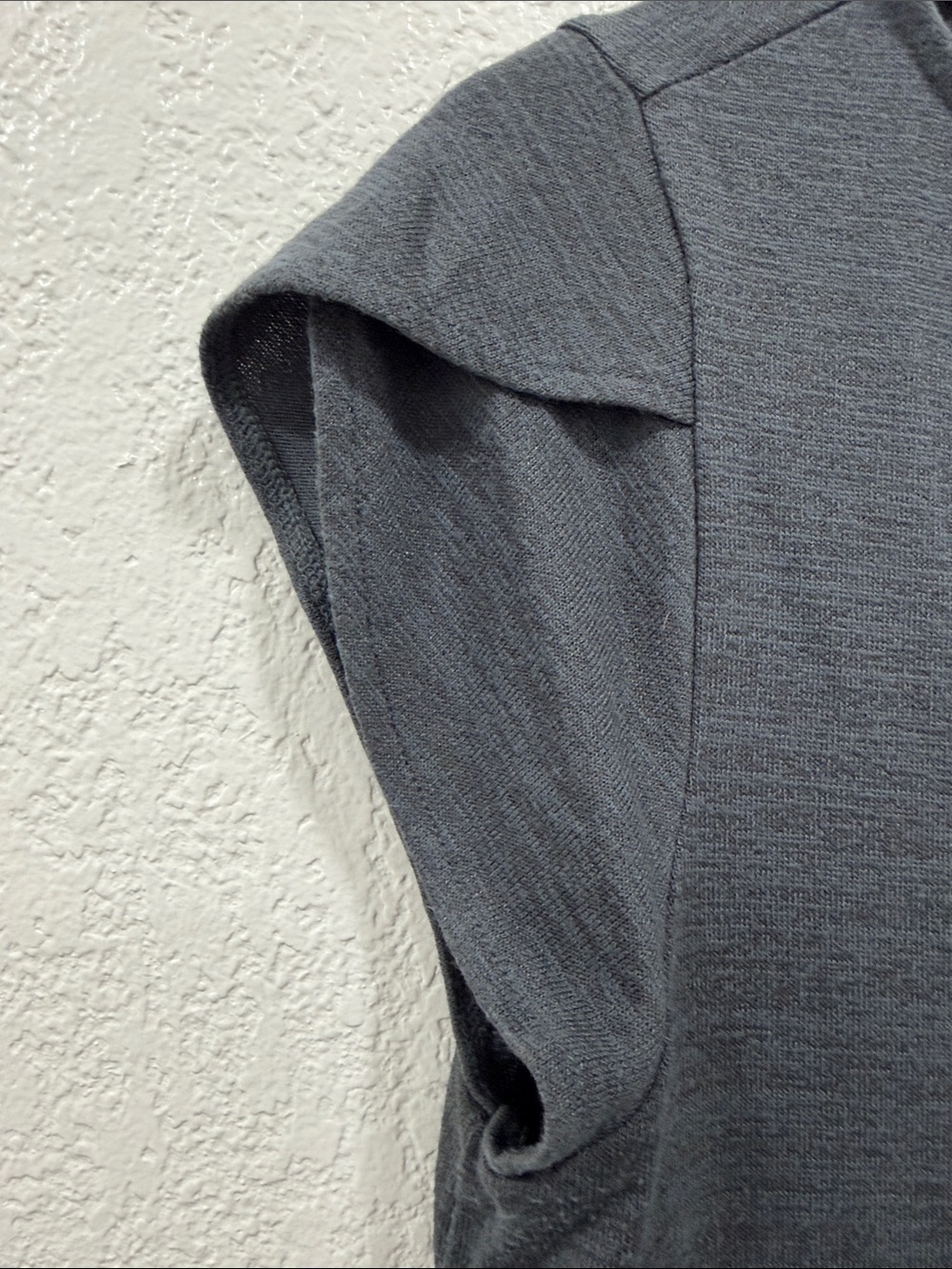 Market & Spruce Dark Grey Cap Sleeve Top with back-lined buttons Medium - Picture 5 of 6